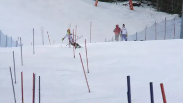 Pompieri din întreaga ţară se întrec la slalom uriaş pe pârtia Lupului