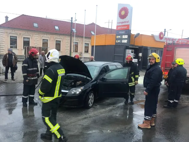 Mașină în flăcări, la benzinărie