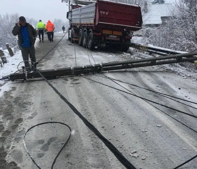 Un stâlp de electricitate a blocat circulația pe DN13E