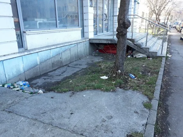 Mizerie cruntă lângă Spitalul Judeţean
