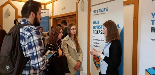Studenţii, faţă în faţă cu companiile, la facultatea din Braşov cu cea mai bună rată de angajare