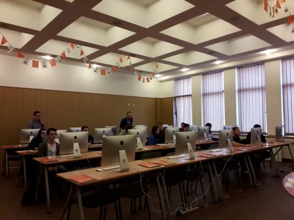 Al doilea „laborator Apple” donat de un absolvent Facultăţii de Inginerie Electrică şi Ştiinţa Calculatoarelor din Braşov
