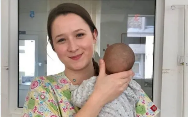 La 21 de ai, e „mamă de împrumut” la Spitalul de Copii Braşov