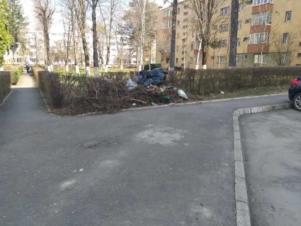 Curăţenia de primăvară trece, mizeria rămâne. În unele zone s-a dat cu mătura doar de ochii lumii