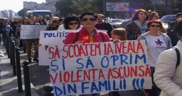 Protest mut în memoria victimelor violenţei domestice, duminică, la Braşov