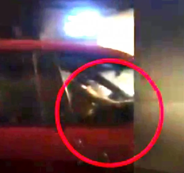 Încă nu merge la şcoală, dar conduce maşina prin Braşov