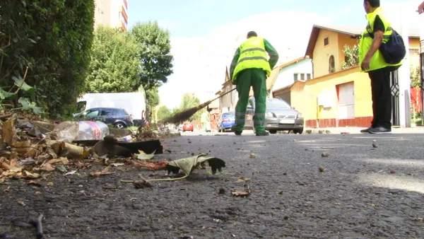 „Fişa de post” în luna curăţeniei: ras rigolă, măturat trotuare, măturat stradă, greblat gazon, până la gard viu