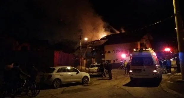 Casă distrusă de flăcări, la Săcele. Au salvat doar cele 3 maşini din garaj