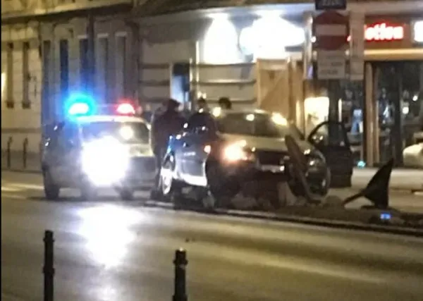 Beție „plătită” cu o mașină și pagube la Primărie