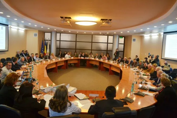 Primarul Braşovului a decis să pună cruce, la propriu, Consiliului Local
