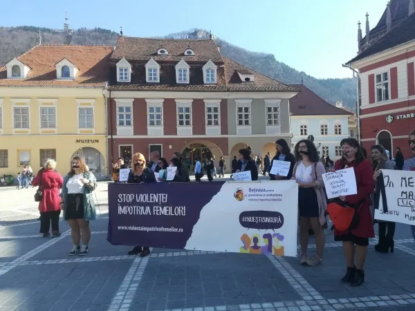 „A, a mai murit o femeie...”. Protestul tăcut de la Brașov, împotriva pasivităţii  faţă de victimele violenței domestice