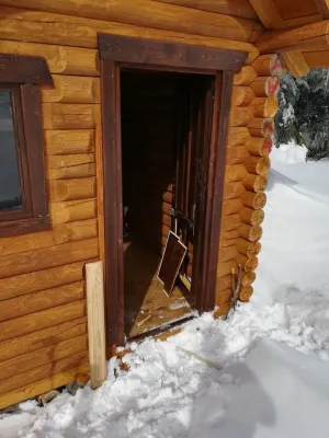 Refugiul de pe cel mai înalt vârf din Covasna, vandalizat
