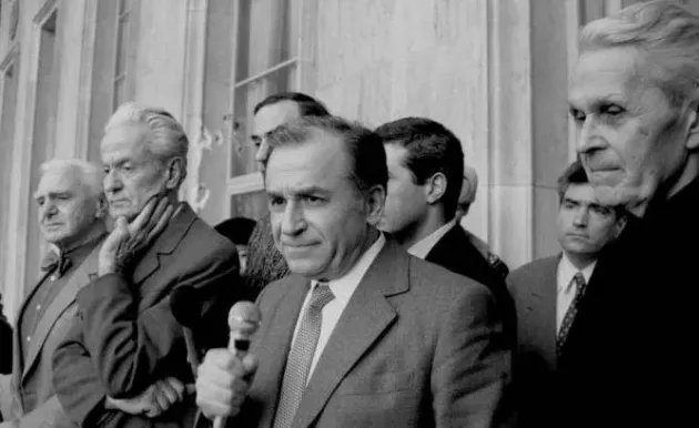 „Seniorul se răsuceşte în mormânt”
