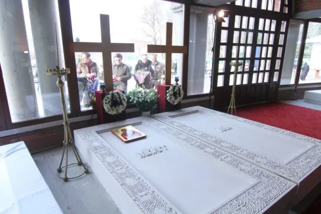 Regele Carol al II-lea va fi reînhumat alături de fiul său, Regele Mihai