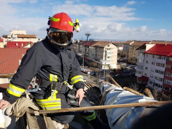 Vântul a făcut ravagii în județ
