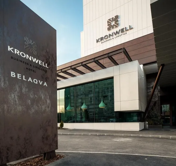 Al doilea hotel Kronwell, în Tractorul