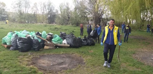 Au curăţat Spurcata. Liberalii braşoveni au lăsat în urmă 10.000 de metri pătraţi de teren curat