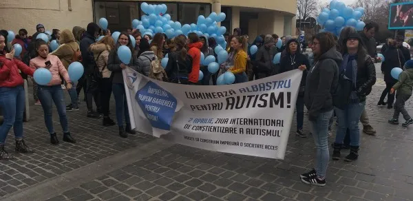 Marşul baloanelor albastre în ziua copiilor de cristal