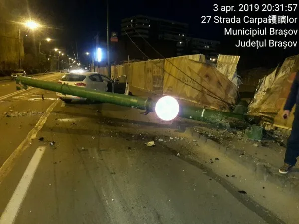 Accident pe Carpaţilor: Şi-a făcut praf maşina, dar a salvat un om