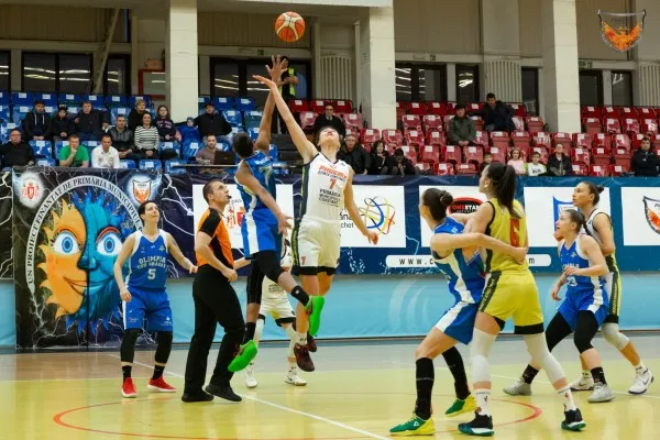 Surpriză în primul meci al playoff-ului