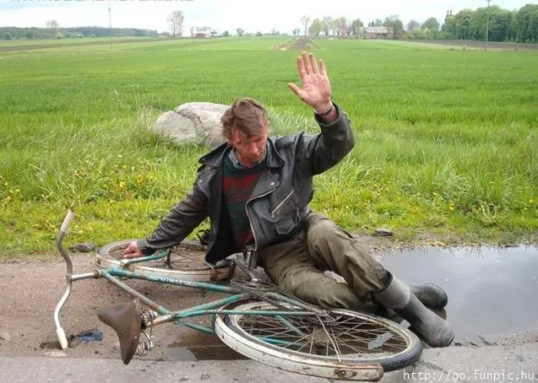 Şi autor, şi victimă. Un bătrân s-a ales cu dosar penal pentru că şi-a provocat leziuni conducând beat bicicleta
