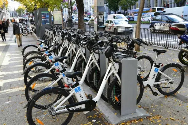 O firmă vrea să aducă în Piaţa Sfatului biciclete electrice de închiriat