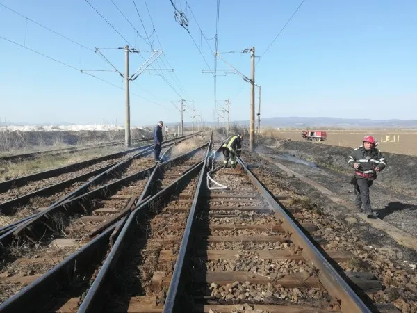 Un incendiu a oprit circulaţia CFR între Braşov şi Feldioara