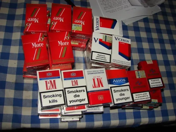 Minori cu „CV” bogat în furturi, au sustras pachete de țigări și sertarul casei de marcat dintr-o firmă