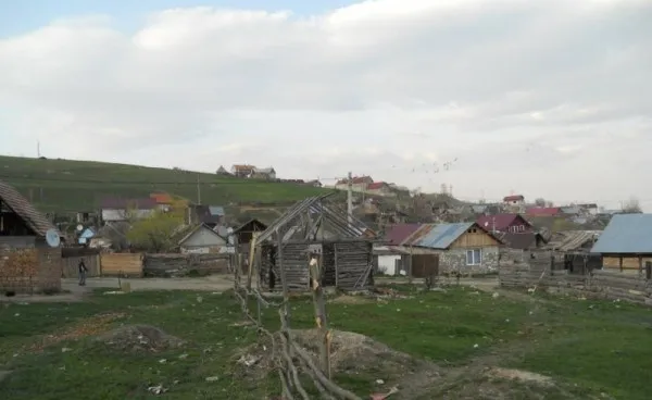 175 de romi din Codlea, făcuţi proprietari pe casele pe care şi le-au construit ilegal