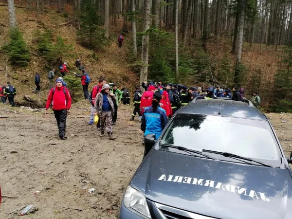 Dispăruţi şi găsiţi: O mamă şi copilul ei de 3 ani s-au pierdut în pădure