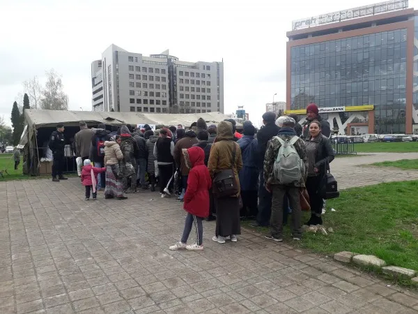 Sute de persoane la rând, în Centrul Civic, pentru o masa caldă