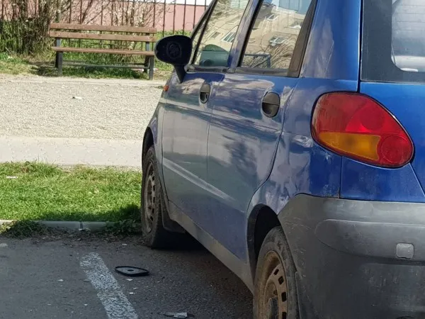 Şi-au găsit sparte oglinzile maşinilor