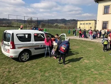 „Siguranța personală”, una dintre lecțiile „altfel” predate de polițiști în 11 școli din Brașov