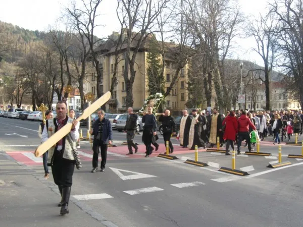 Floriile la Braşov: Procesiune pe străzi şi concert Paula Seling în Biserica de Lemn