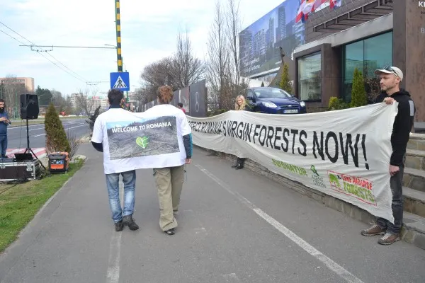 Protest în fața hotelului brașovean în care se desfășoară reuniunea directorilor de biodiversitate din UE