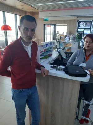 A returnat o geantă găsită-n toaleta de la benzinărie