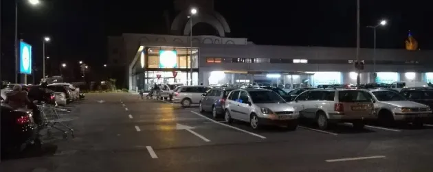 S-a trezit cu cuţitul la spate în parcarea unui centru comercial
