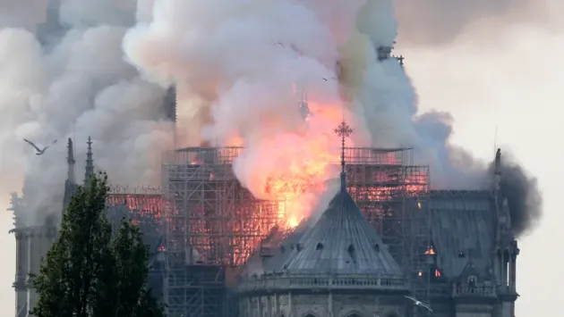 Veste cutremurătoare: Catedrala Notre Dame, în flăcări! Riscă să ardă în totalitate