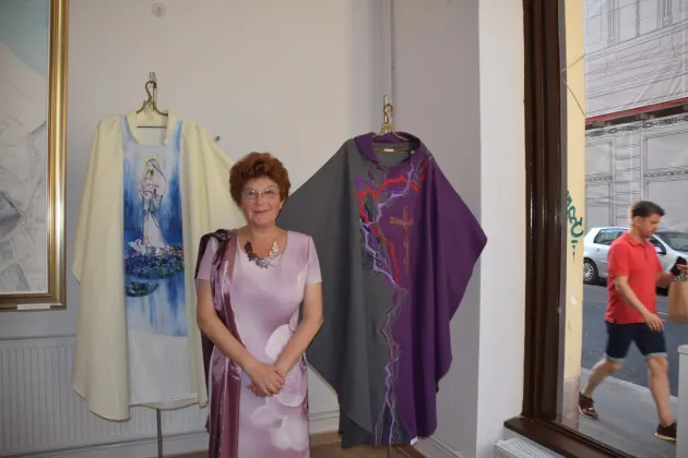 Papa Francisc va purta la Şumuleu Ciuc un veşmânt creat de un designer român