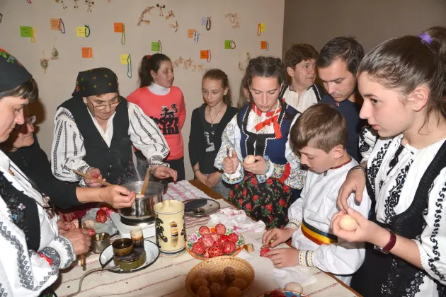 Astăzi se încondeiază ouă ceangăieşti