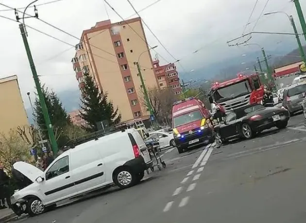 Coliziune Dacia – Porsche, pe Carpaţilor