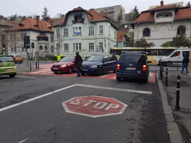 Pieton lovit pe trecere, lângă Primărie