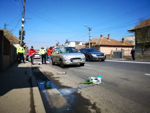 Vorbea la telefon şi a accidentat un bătrân pe trecerea de pietoni 