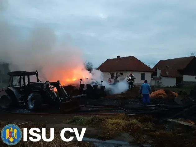 Incendiu devastator în şura cu animale, alimentat de 20 de tone de fân