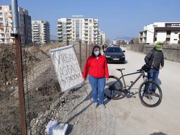 Protest cu măşti pe o uliţă din Tractorul