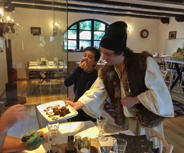 De Ziua Beţivului, mâncăm la brăneni. Premieră la Castelul Bran: demonstraţie de gătit, în Parcul Regal