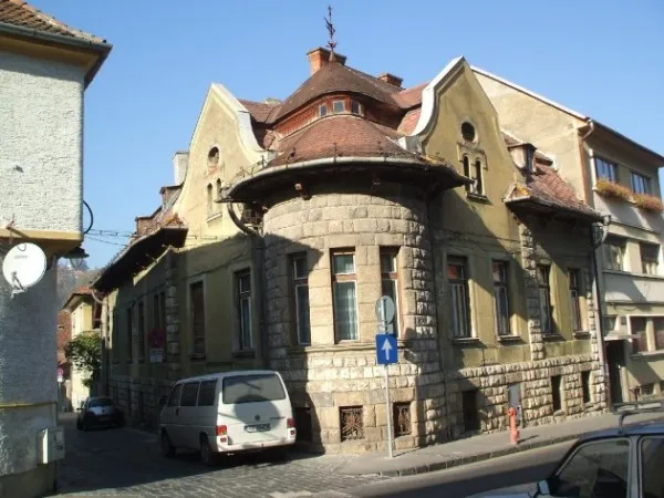 Avertismentul Primăriei Braşov: de anul viitor se va plăti impozitul de 500% pentru casele istorice  lăsate în paragină