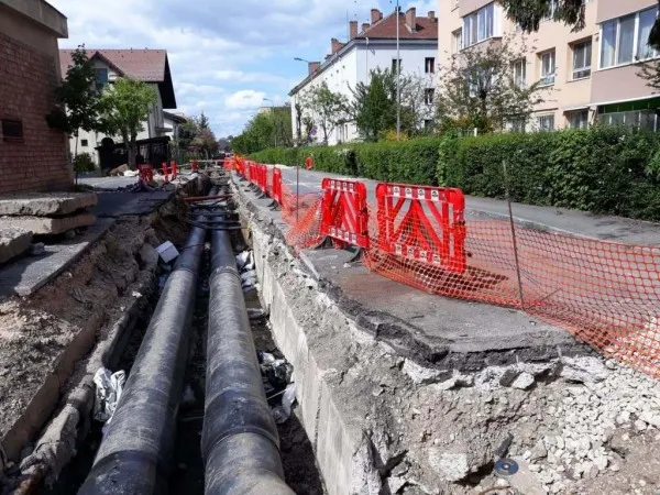 Un „Dorel” care lucra la reţeaua de termoficare din Tractorul a „ciupit” conducta de apă
