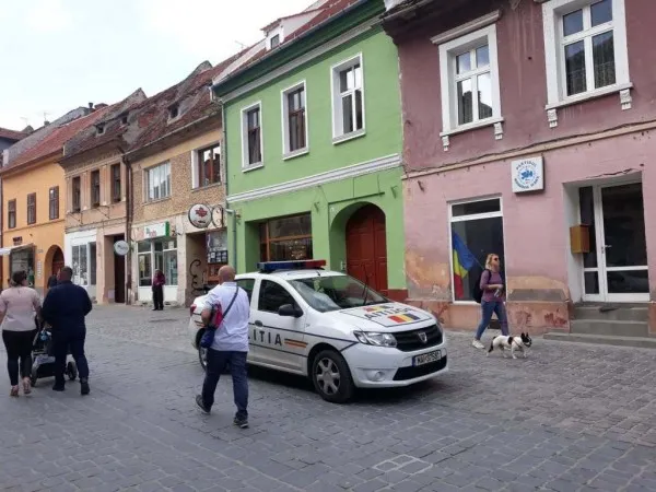 Echipaj de Poliţie, „amendat civic”, după ce maşina de intervenţie a fost lăsată în mijlocul drumului, într-o zonă pietonală