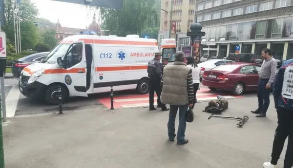 Copil pe trotinetă, lovit pe trecerea de pietoni, lângă Primărie